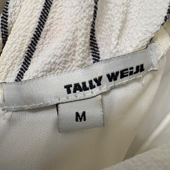 Striped open back ruffled romper - Picture 5 of 7